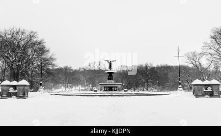 Fontana di bethesda e terrazza di notte in inverno nel central park di new york. Foto Stock