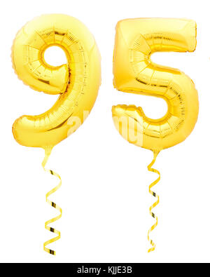 Golden numero novantacinque 95 fatto di palloncino gonfiabile con nastro su bianco Foto Stock