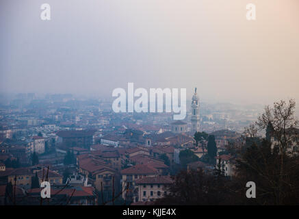 Vista panoramica di Bergamo città bassa, dal punto panoramico della vecchia città alta, con la basilica di San Alessandro in colonna. Foto Stock