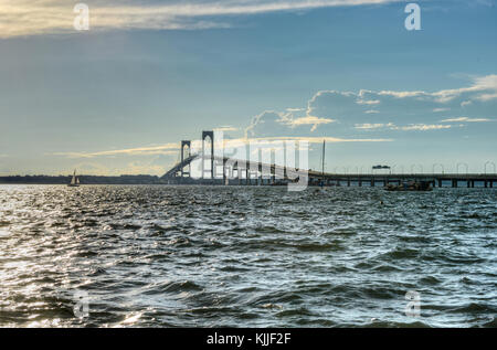 Newport bridge da vicino a Jamestown, Rhode Island, Stati Uniti d'America. Foto Stock
