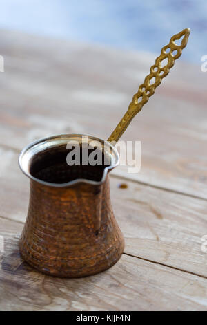 Questo Arabo libanese POT del caffè è usato per bollire e servire macinato finemente i chicchi di caffè nel bagno turco e tradizione araba. Foto Stock