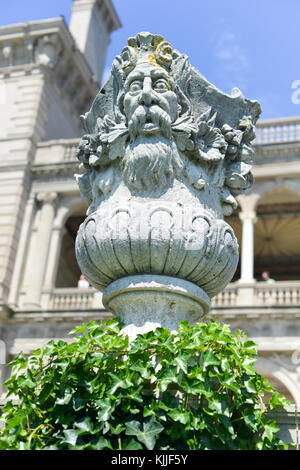 Newport, Rhode Island - agosto 8, 2013: gli interruttori mansion - una pietra miliare storica nazionale, costruito da Cornelius Vanderbilt dell'età dorata, come visto Foto Stock