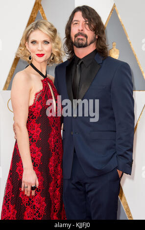 HOLLYWOOD, CA - FEBBRAIO 28: Dave Grohl e Jordyn Blum partecipano al 88° Annual Academy Awards all'Hollywood & Highland Center il 28 febbraio 2016 a Hollywood, California. Persone: Dave Grohl e Jordyn Blum Foto Stock