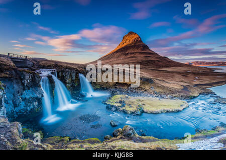 Kirkjufell è uno di icelands più riconosciuti montagne, e funzionalità altamente in aurora sfondi Foto Stock