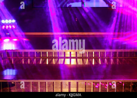 Luce colorata su un palco vuoto. luci rosa e del fumo in club per party Foto Stock