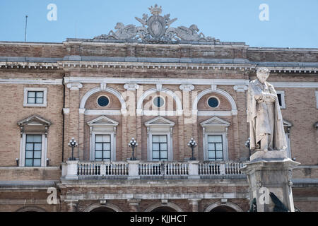 Recanati (Macerata, marche, Italia): la facciata del palazzo che ospita il municipio e la statua di GIACOMO LEOPARDI Foto Stock