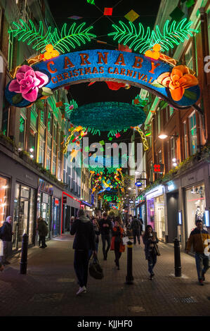 LONDRA - 21 NOVEMBRE 2017: Colorate luci natalizie decorano Carnaby Street nel quartiere West End di Soho . Foto Stock