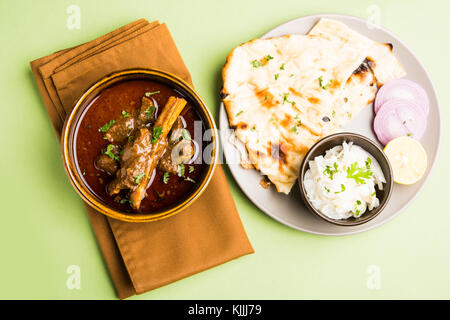 Carni di montone masala o masala gosht indiani o agnello rogan josh con qualche condimento, servita con pane naan o roti, il fuoco selettivo Foto Stock