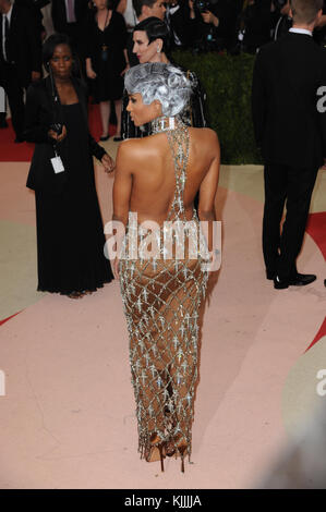 NEW YORK, NY - 02 MAGGIO: (Embargo fino al 05/03/16) Ciara arriva per il 'Manus x Machina: Fashion in an Age of Technology' Costume Institute Gala al Metropolitan Museum of Art il 2 maggio 2016 a New York City People: Ciara Foto Stock