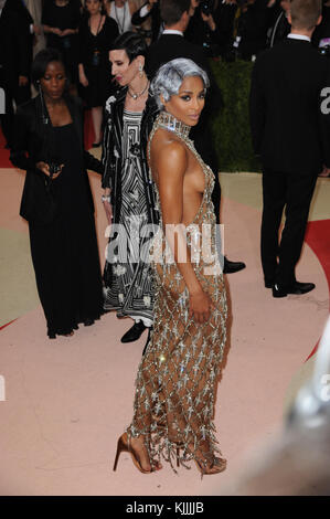 NEW YORK, NY - 02 MAGGIO: (Embargo fino al 05/03/16) Ciara arriva per il 'Manus x Machina: Fashion in an Age of Technology' Costume Institute Gala al Metropolitan Museum of Art il 2 maggio 2016 a New York City People: Ciara Foto Stock