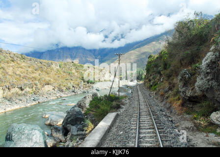 Fiume Urubamba, vicino a Machu Picchu (Perù) seguendo le montagne delle Ande del Perù, tra Cusco e Machu Picchu. Foto Stock