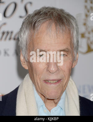 Newport Beach, CA - 23 aprile: Burt Bacharach arriva al XVII annuale di Newport Beach film festival onori reception tenuto al balboa bay club and resort on April 21, 2016 in Newport Beach, California persone: Burt Bacharach Foto Stock