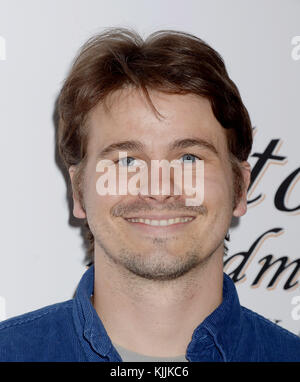 NEWPORT BEACH, CA - 23 APRILE: Jason Ritter arriva al 17° Festival annuale del cinema di Newport Beach, che onora il ricevimento tenuto al Balboa Bay Club and Resort il 21 aprile 2016 a Newport Beach, California persone: Jason Ritter Foto Stock