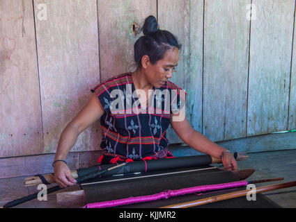 Una donna dalla minoranza Cotu si intreccia con una fascetta telaio in Quang Nam Vietnam Foto Stock