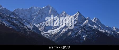 Alte montagne della gamma di Himalayan. vista da un posto vicino a Namche Bazaar, Nepal. Foto Stock