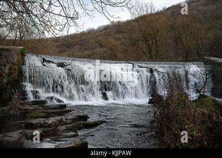 Weir sul fiume Wye in Monsal dale Derbyshire Regno Unito Foto Stock
