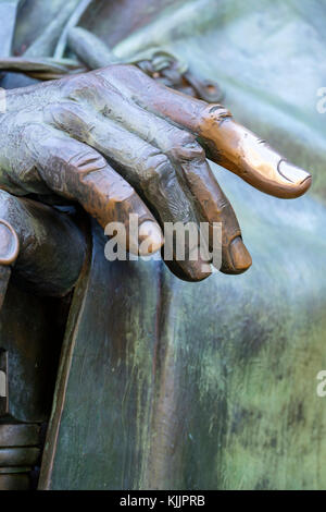 Statua FDR dito indice a mano lucidato dal tocco dei visitatori del Franklin Delano Roosevelt Memorial, Washington, D.C., Stati Uniti d'America, USA. Foto Stock