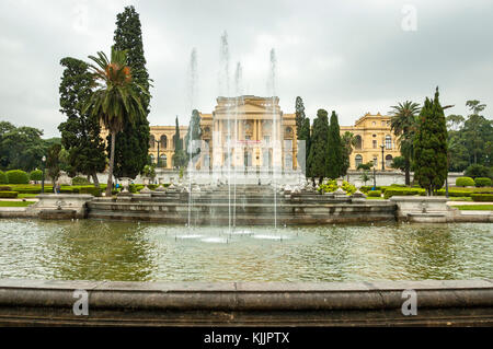 Vista frontale del Museu do Ipiranga (Ipiranga Museum) fontane e giardini, gestito dalla Università di Sao Paulo, Ipiranga distretto, Sao Paulo, SP, Brasile. Foto Stock