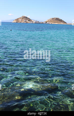 Belle e tranquille acque di Mykonos Foto Stock