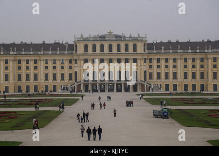 Vienna, Austria - 17.10.2017: turisti presso il palazzo Schoenbrunn su un autunno freddo di mattina Foto Stock