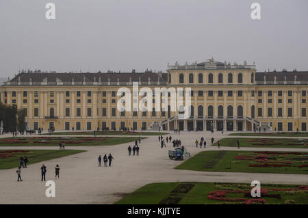 Vienna, Austria - 17.10.2017: Il Palazzo di Schonbrunn in una fredda giornata autunnale Foto Stock