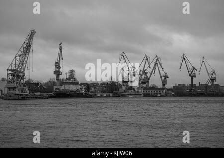 Gru e vecchie navi nel porto di San Pietroburgo, Russia Foto Stock