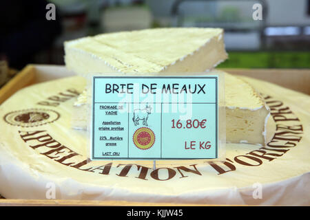 Brie de Meaux su un mercato per la vendita. Formaggio francese. La Francia. Foto Stock