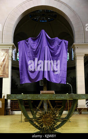 Pasqua venerdì passione celebrazione nella Cattedrale di Notre Dame du Travail chiesa cattolica, Parigi. Altare e il convogliatore. La Francia. Foto Stock