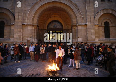 Veglia pasquale a Notre Dame du Travail chiesa cattolica, Parigi. La Francia. Foto Stock