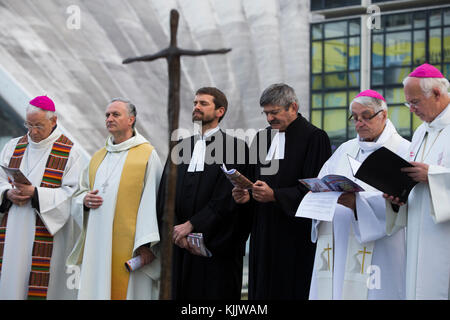 Incontro ecumenico di preghiera all alba della domenica di Pasqua a Paris-La difesa, Francia. Foto Stock