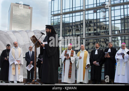 Incontro ecumenico di preghiera all alba della domenica di Pasqua a Paris-La difesa, Francia. Foto Stock