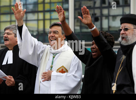 Incontro ecumenico di preghiera all alba della domenica di Pasqua a Paris-La difesa, Francia. Foto Stock