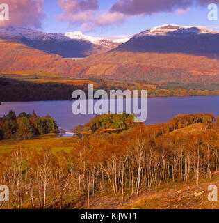 Autunno vista guardando verso sud ovest attraverso Loch Awe dal vicino claddich, Argyll, SCOZIA Foto Stock