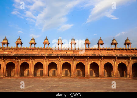 Fatehpur Sikri, fondata nel 1569 dall'imperatore Mughal Akbar, servita come la capitale dell' Impero Mughal dal 1571 al 1585. La parete circostante del Ja Foto Stock