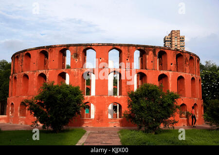 Situato a Delhi, Jantar Mantar consiste di 13 architettonico strumenti di astronomia. Il sito è uno dei cinque costruito dal Maharaja Jai Singh II di Jaipur. Foto Stock