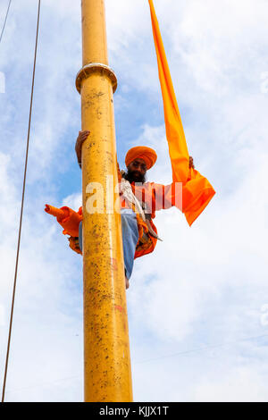 Bangla Sahib gurudwara, costruito nel 1783. Cambio di bandiera. Delhi. India. Foto Stock