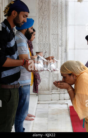 Bangla Sahib gurudwara, costruito nel 1783. Acqua sewa (servizio). Delhi. India. Foto Stock