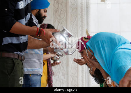 Bangla Sahib gurudwara, costruito nel 1783. Acqua sewa (servizio). Delhi. India. Foto Stock