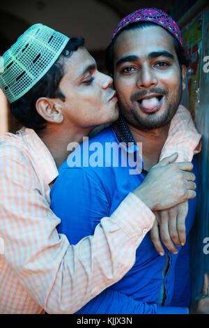 I giovani indiani a fare ritratti al di fuori Nizamuddin dergah, Delhi, India. Foto Stock