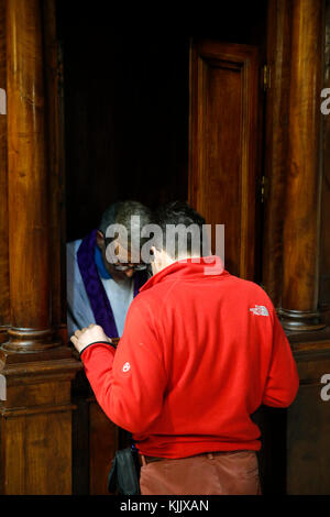 FRATELLO pellegrinaggio a Roma. La confessione. L'Italia. Foto Stock