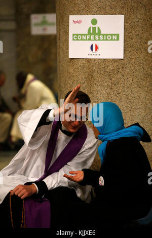 FRATELLO pellegrinaggio a Roma. La santa confessione. L'Italia. Foto Stock