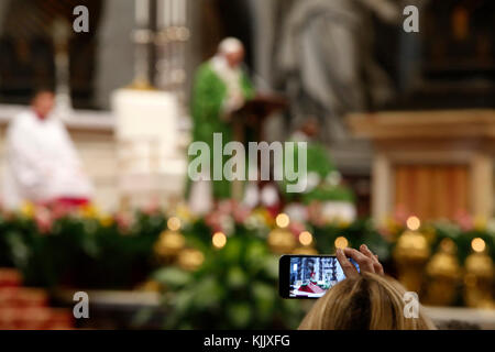 Papa Francesco di celebrare la messa nella basilica di San Pietro a Roma. L'Italia. Foto Stock