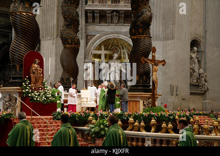 Papa Francesco di celebrare la messa nella basilica di San Pietro a Roma. L'Italia. Foto Stock