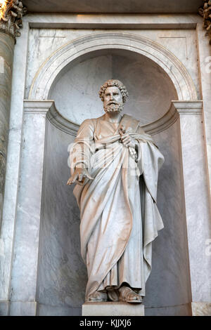 Basilica di San Paolo fuori le mura la chiesa di Roma. San Pietro statua. L'Italia. Foto Stock