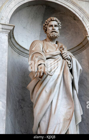 Basilica di San Paolo fuori le mura la chiesa di Roma. San Pietro statua. L'Italia. Foto Stock