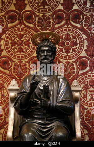 San Pietro statua nella Basilica di San Pietro a Roma. L'Italia. Foto Stock