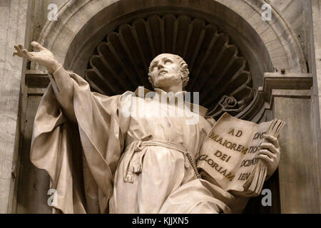 Statua nella basilica di San Pietro a Roma. Sant Ignazio di Loyola. L'Italia. Foto Stock