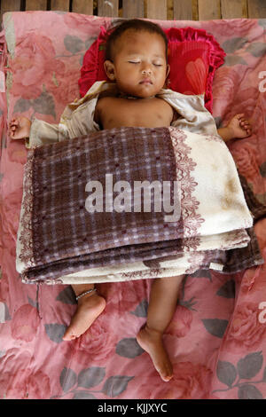 Bambino dormiente. Battambang. Cambogia. Foto Stock