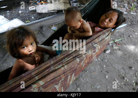 La madre e i bambini che vivono in una baraccopoli. Battambang. Cambogia. Foto Stock