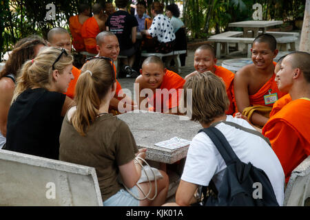 Monk chat in Wat Chedi Luang, Chiang Mai. Thailandia. Foto Stock